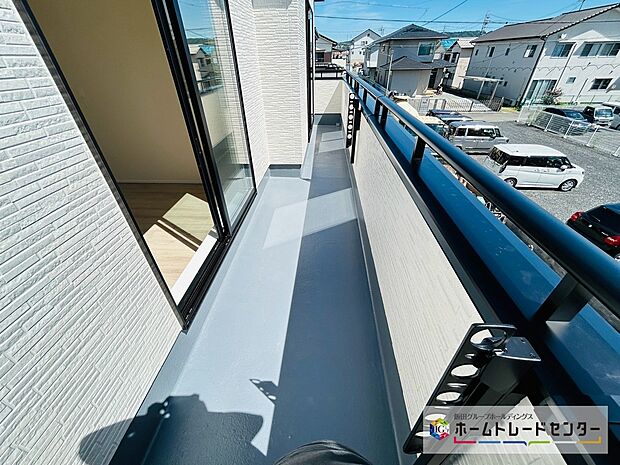 【☆Balcony☆】B号棟~バルコニー~
南向きバルコニーは2洋室から出入りができます。折り畳みアームが設置され洗濯物やお布団もたっぷり干せます