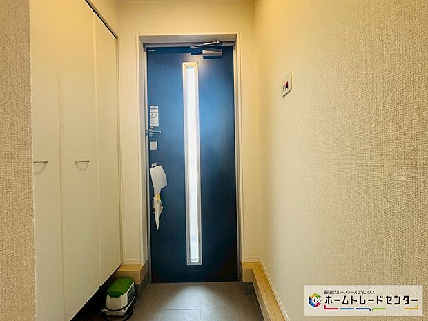 【☆EntranceHall☆】~玄関ホール~
両開きの折り戸が付く収納は全体が確認でき使いたい靴をサッと出すことができます。スッキリとした玄関ホールでお客様をお迎えできます