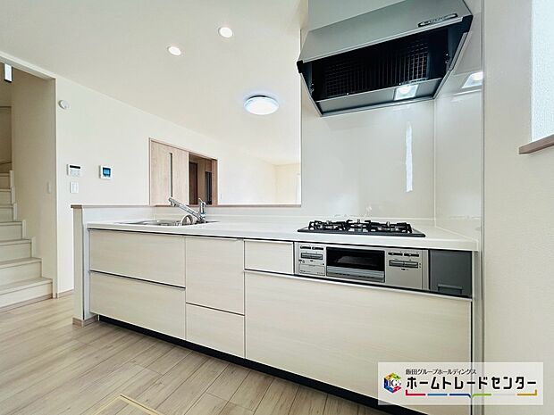 【☆kitchen☆】D号棟～キッチン～
システムキッチンは収納力と使い勝手を追求したスライド引き出しです。スムーズな開閉でストレスなくお料理を楽しめます♪
