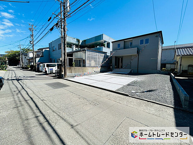 【前道路を含む現地外観写真】北側5m幅の公道が通ります。