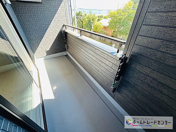 【☆Balcony☆】南向きバルコニーは２洋室それぞれに設置されています。主寝室のバルコニーには折りたたみアームも設置され洗濯物やお布団もたっぷり干せます　　
