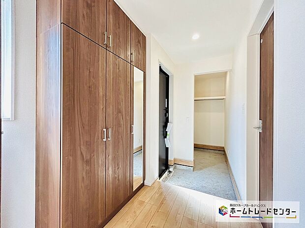 【☆EntranceHall☆】１号棟～玄関ホール～
シューズボックスと土間収納を備えた玄関ホールです・・姿見が付きお出かけ時のチェックなどに便利です。ドアスリットから採光が入り明るい玄関ホールでお客様をお迎えできます