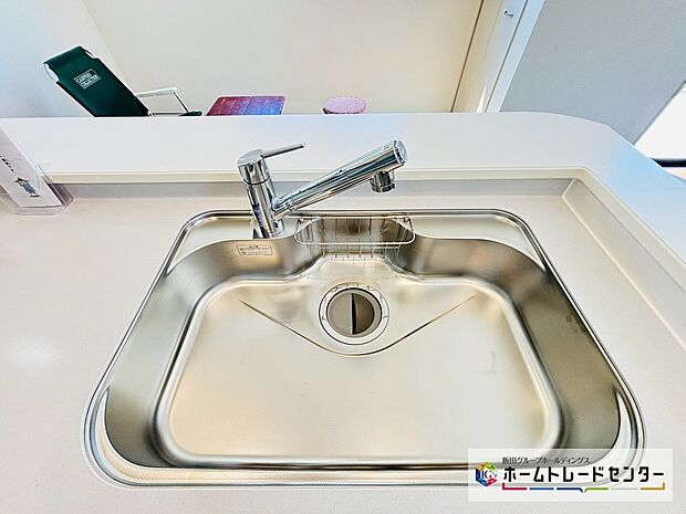 【【設備】浄水器内蔵キッチン水栓】浄水カートリッジ内蔵で場所を取らずに見た目もスッキリ。ノズルはシャワーヘッドになっておりお掃除も楽々です。
