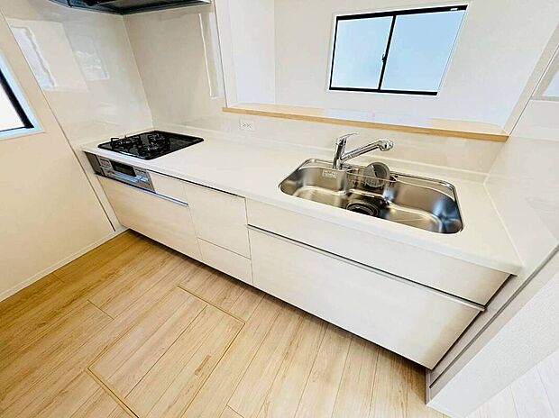 【【設備】床下収納】しばらく使わない調理器具や、めったに出さない食器などはキッチンの棚を圧迫しがち。床下収納に移動することで、空いたスペースを有効に使えるようになります。