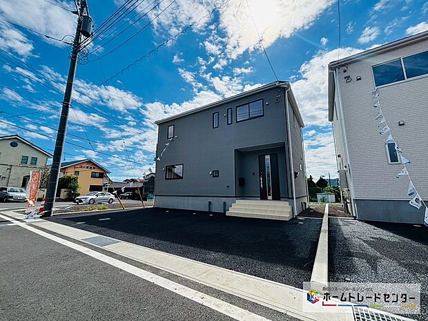 【現地外観写真】5号棟 各棟玄関前に3~4台の駐車場が整備されます。