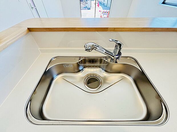 【【設備】一体型浄水器】浄水カートリッジ内蔵で場所を取らずに見た目もスッキリ。ノズルはシャワーヘッドになっておりお掃除も楽々です。