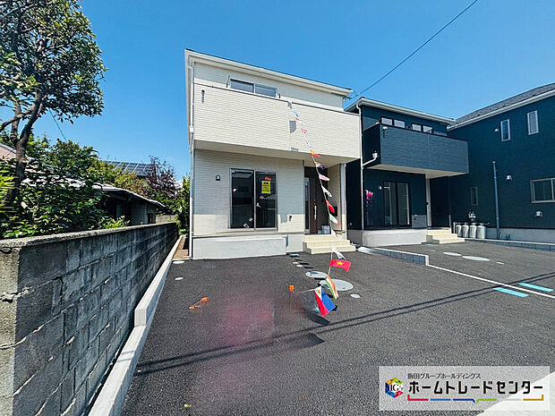 【現地外観】建物前2台の並列駐車スペースを完備しています。