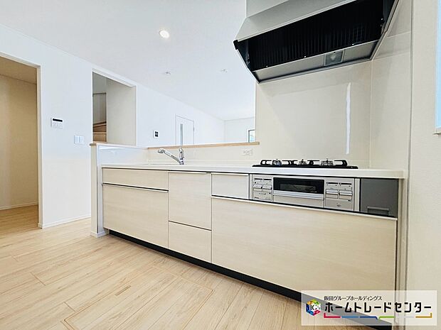 【☆kitchen☆】~キッチン~
システムキッチンは収納力と使い勝手を追求したスライド引き出しです。スムーズな開閉でストレスなくお料理を楽しめます♪