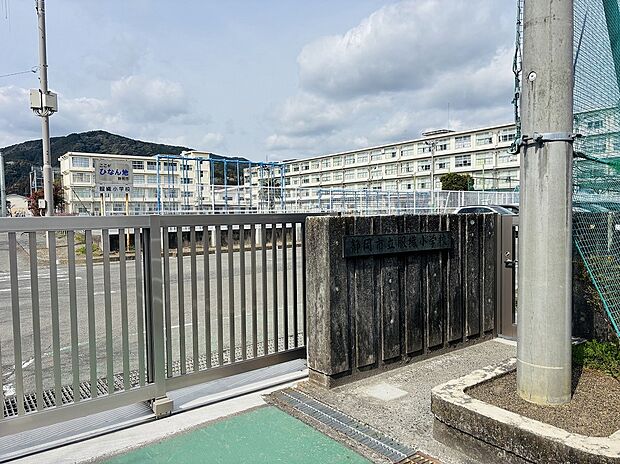 服織小学校(約1,204m)