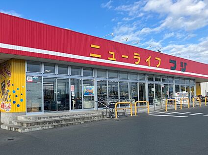 ニューライフフジ二川店 約1590m(徒歩約20分・車で約4分)