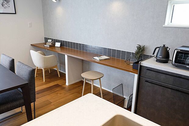 【当社施工例／スタディコーナー】浜松上新屋お泊まりハウス（当社モデルハウス）
キッチンから見渡せるのでお子さまの宿題を見ながら食事の準備も可能。奥様の趣味スペースとしても大活躍！