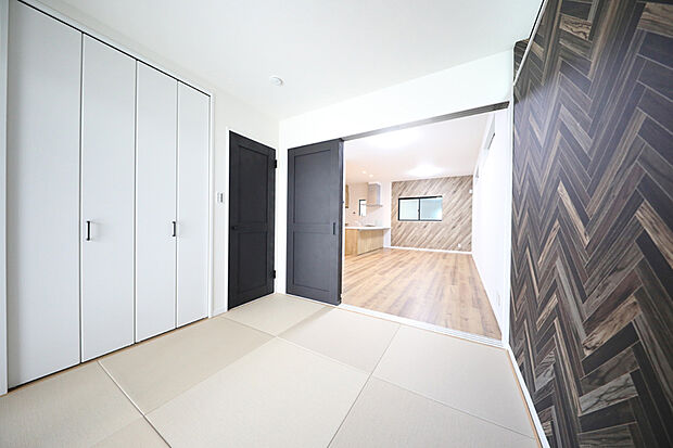 【当社施工実例（和室）】やわらかな落ち着きに包まれる和の空間。
くつろぎや来客時など、多様なシーンに寄り添います。