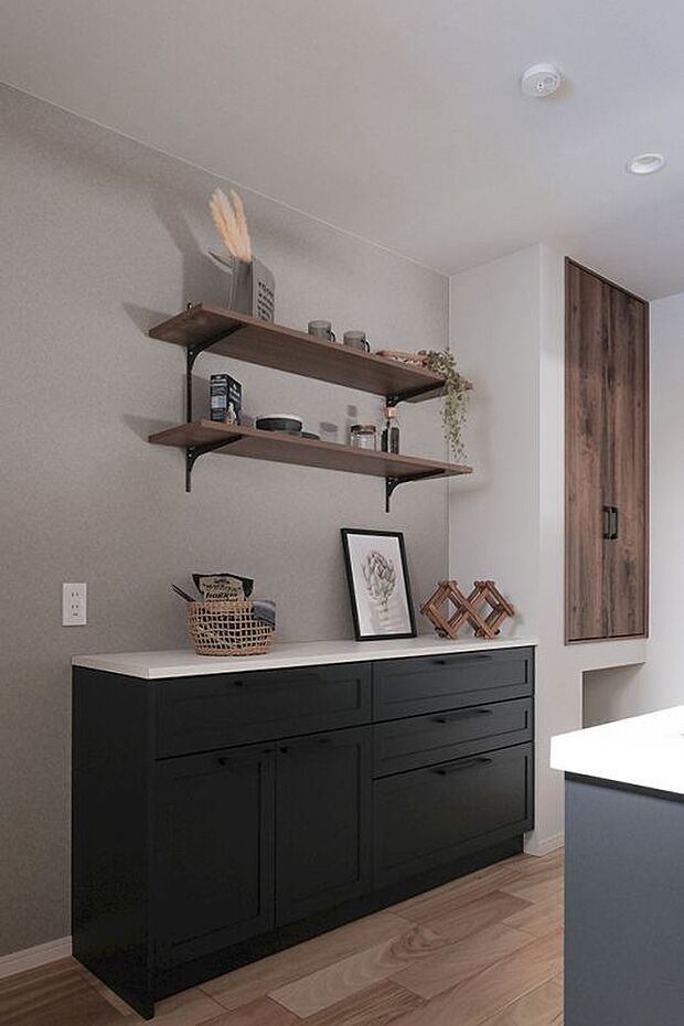 【キッチンバック収納】収納力のあるカップボード「ウッドワンのスイージー」 カップボード横には収納スペースとゴミ箱スペースを設けています。