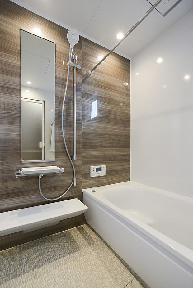 【バスルーム】1717サイズのTOTOサザナ。柔らかく乾きやすいほっカラリ床、魔法びん浴槽、換気暖房乾燥機(三乾王)、お肌つるつるウルブロZ、マグネットタイプのフリーポケットもついています!