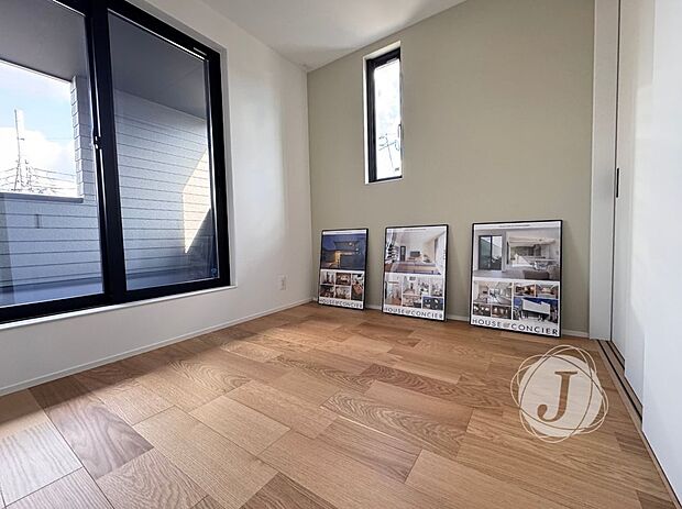 【洋室】こちらの洋室のお部屋からもバルコニーに出ることができます