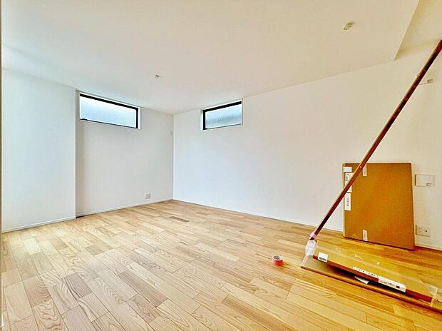 【15.5帖！ゆとりのリビングダイニング（現況）】
柔らかな色合いが優しい雰囲気のお部屋は、格別の居心地の良さを感じて頂けます。採光窓から零れる陽光に癒されてください。