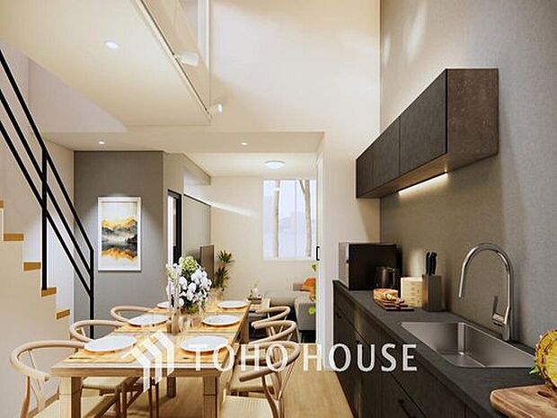 【リビングダイニング】
家族の会話や笑顔が行き交うリビングで、大きなソファやダイニングテーブルでゆったり食事をしたりくつろぎたい♪そんな夢が叶えられる空間です！