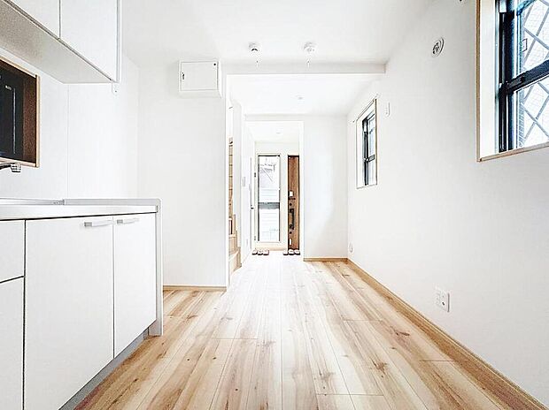 【のんびり過ごせるLDK】
朝は爽やかな日差しを浴びながら、家族みんなでおいしい朝食。昼下がりには読書やお昼寝でもしながらのんびりと過ごすひと時。家族が集まる空間を、一番明るい空間に。