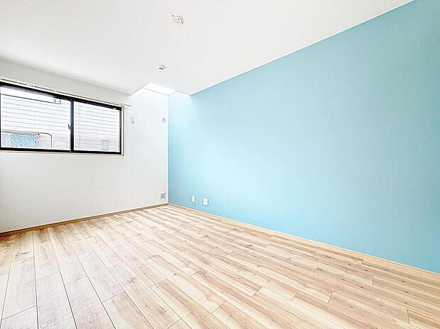 【明るい居室】
温もりある自然光を感じていただける居室です。飽きのこないナチュラルなデザインの空間は、色褪せることのない心地良さを作ります。