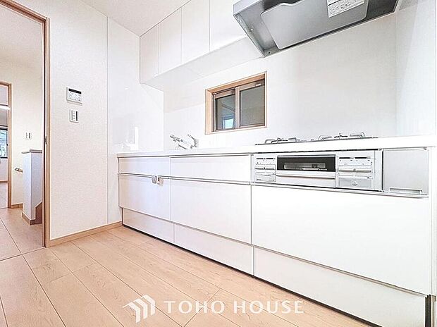 【壁付けキッチン】
調理に集中しやすい壁付けキッチンです。デッドスペースができにくい為、リビングやダイニング等の居住スペースを広くお使い頂くことできます。