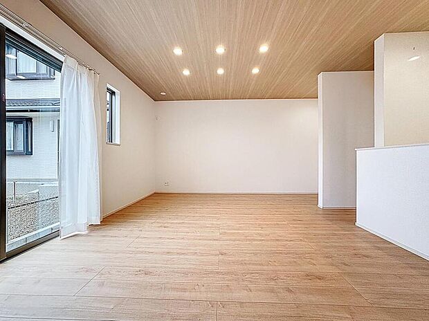 【南西向き♪陽当り良好♪】
柔らかな色合いが優しい雰囲気のお部屋は、格別の居心地の良さを感じて頂けます。採光窓から零れる陽光に癒されてください。