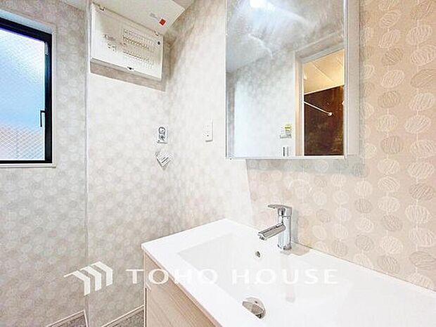 【洗面台】
白を基調とし、機能的でスッキリとした印象の洗面台になっています。