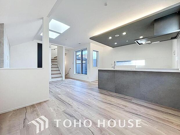 【コミュニケーションツールにもなるリビング階段♪】
ＬＤＫでは家族が集まり一緒の時間を過ごせる工夫がされております。何気ない一日の当たり前のひとコマがいつか一生の宝物になります。