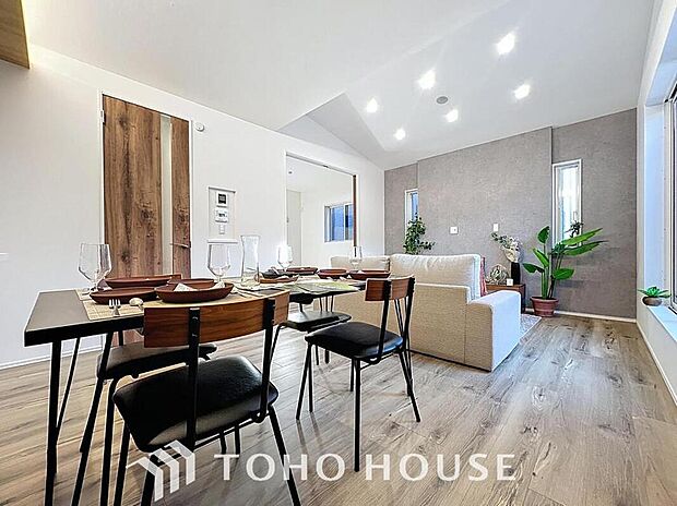 【折り上げ天井・ポップアップ天井を採用しスタイリッシュで開放的な空間を演出】
毎日過ごす場所だからこそ、飽きのこないデザインが大事。本当に欲しい【寛げる空間】を実感して頂けます。