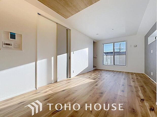 【18帖!ゆとりのLDK♪】
広々約18帖のLDK。家族団らんの場やソファーでゆっくりとくつろぐスペースにオススメです♪