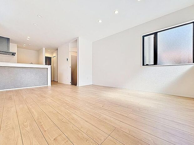 【床暖房完備！LDK】
LDK一部には、床暖房があります。エアコンとは違いホコリが舞わないので、小さなお子様やペットと暮らしているご家庭にもおすすめです。