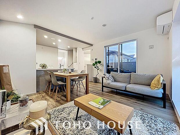 【グレイッシュカラーでまとめたインテリアコーディネート♪】
毎日過ごす場所だからこそ、飽きのこないデザインが大事。本当に欲しい【寛げる空間】を実感して頂けます。