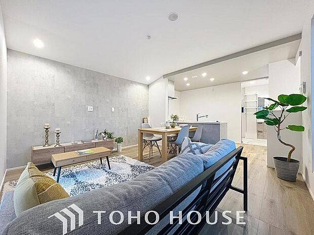 【アクセントクロスが映えるリビング♪家族団欒の寛ぎ空間】
ＬＤＫでは家族が集まり一緒の時間を過ごせる工夫がされております。何気ない一日の当たり前のひとコマがいつか一生の宝物になります。