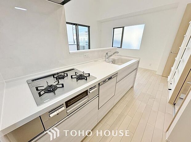 【対面式キッチン仕様】
キッチンスペースは、ゆとりの広さを確保！開放的な対面式キッチンなので、ご家族との会話を楽しうことはもちろん、お子様を見守りながら家事時間を進められます♪