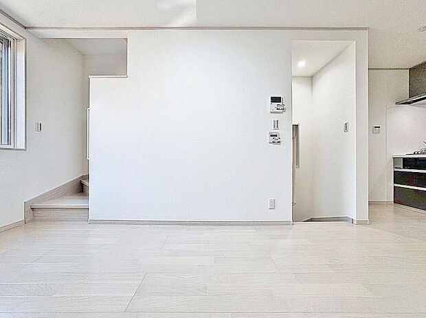 【自分らしい家造りを楽しめる】
落ち着いたカラーコーディネートの室内。インテリアやファブリックで、オーナー様好みのテイストデザインを取り入れて頂けます。