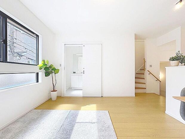 【リビングイン階段♪♪】
大きな窓辺からの日差しが暖かい室内は、自然と住まう人の気分も明るくなり、リビングでの素敵なワンシーンが演出されます♪