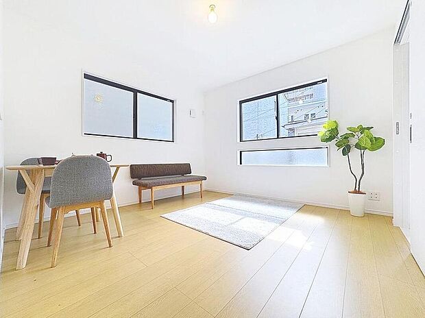 【のんびり過ごせるLDK】
家族の会話や笑顔が行き交うリビングで、大きなソファやダイニングテーブルでゆったり食事をしたりくつろぎたい♪そんな夢が叶えられる空間です!