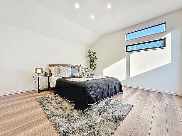 【明るい居室】
温もりある自然光を感じていただける居室です。飽きのこないナチュラルなデザインの空間は、色褪せることのない心地良さを作ります。