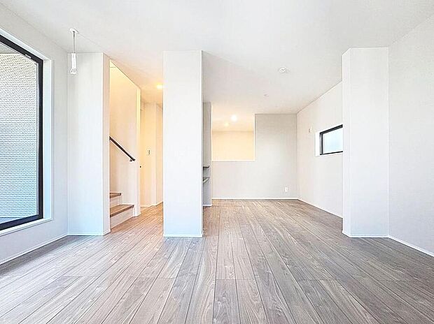 【寛ぎの空間リビング】
毎日過ごす場所だからこそ、飽きのこないデザインが大事。本当に欲しい【寛げる空間】を実感して頂けます。