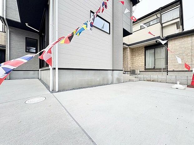 【カースペース2台】
2台分の駐車スペースがあるので、お子様の自転車やバイク置き場にするスペースとしてもご利用いただけます。