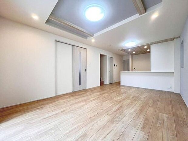 【居心地の良いリビング♪】
柔らかな色合いが優しい雰囲気のお部屋は、格別の居心地の良さを感じて頂けます。採光窓から零れる陽光に癒されてください。