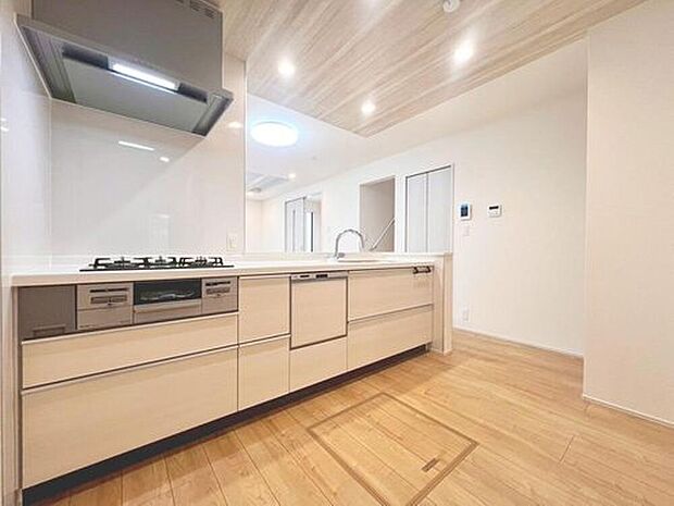 【対面式キッチン仕様】
キッチンスペースは、ゆとりの広さを確保！開放的な対面式キッチンなので、ご家族との会話を楽しうことはもちろん、お子様を見守りながら家事時間を進められます♪