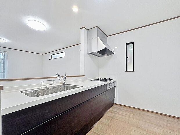 【美しく＆使いやすい】
優しい温もりを醸し出すカウンターキッチンは料理の為の配慮を散りばめられた仕様です。家事をしながらリビングの様子を見守れる安心感もあります。