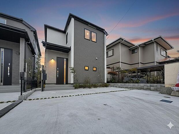 【駐車場】
ファミリーカーの需要が多い中、駐車場も広めに確保いたしました。