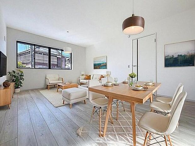 【15.5帖！LDＫ】
広々約15帖のLDK。家族団らんの場やソファーでゆっくりとくつろぐスペースにオススメです♪（画像内の家電・家具等はCGです。本物件には付帯されません。）