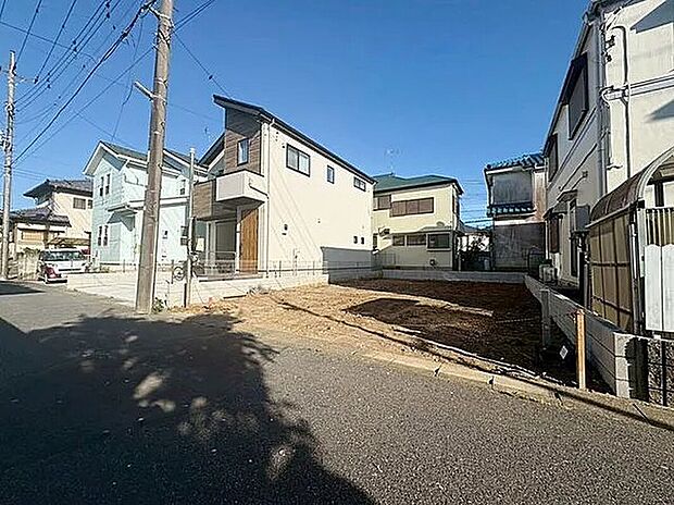 スーパーやドラッグストアが徒歩10分圏内に揃う、周辺環境の充実した好立地。