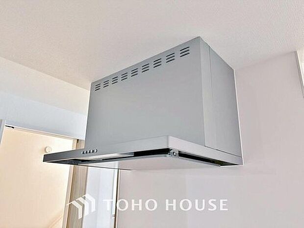 【レンジフード】昨今主流のスリムタイプのレンジフード。そのスタイリッシュな見た目から、インテリアとしても高い人気がある型です。また、スリム型の大きなメリットとして、掃除のしやすさがあります。