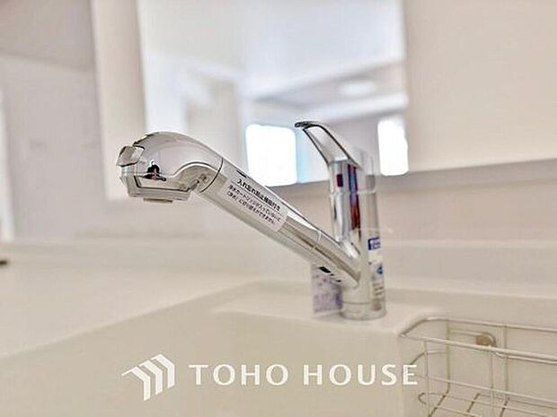 【浄水器一体型水栓】クリアな水が毎日使え、見た目にもスマートな浄水器一体型。お米を炊いたりする際には浄水機能をつかうこともできて、人気の商品です。