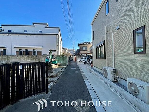 【現地外観写真】前面道路は綺麗に整備されておりますので、駐車の際もスムーズにできそうです。