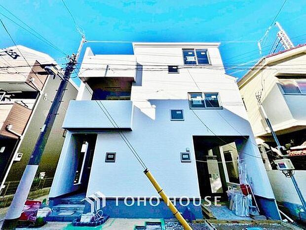 【現地外観写真】南向きバルコニーに面した約18.5帖のLDK。コミュニケーションツールにもなるリビング階段を採用した邸宅です。