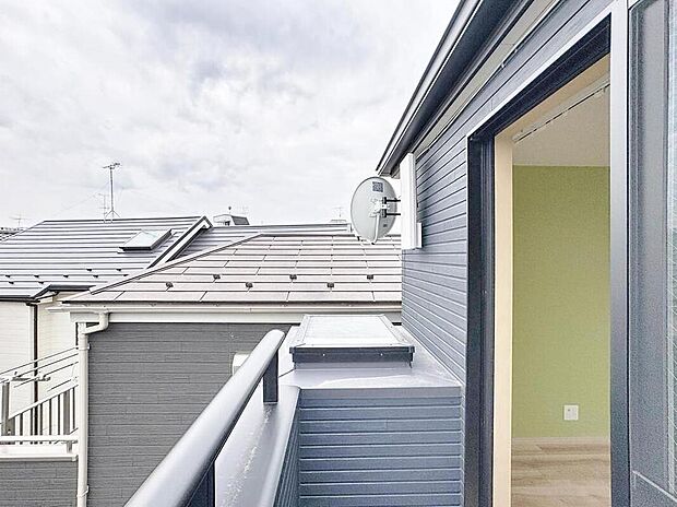 【バルコニー】頬をなでる優しい風を感じることが出来るバルコニー。つい深呼吸をしたくなる気持ちの良い眺望はこのお部屋の自慢です。